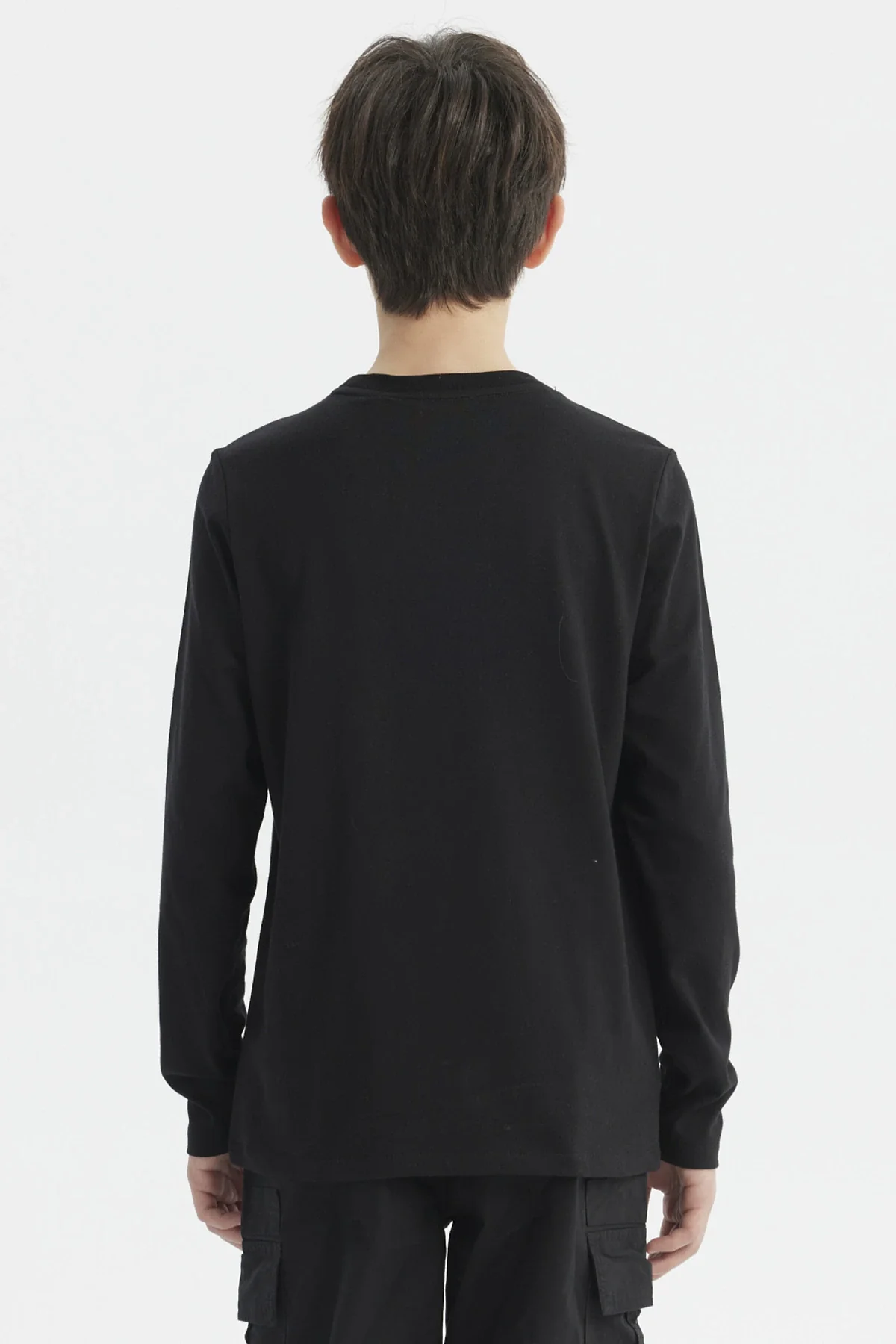 Polera Niño Print Bordado College Negro - Image 3