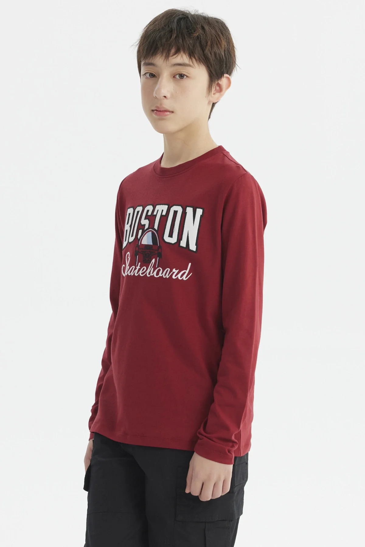 Polera Niño Print Bordado College Rojo Oscuro - Image 2