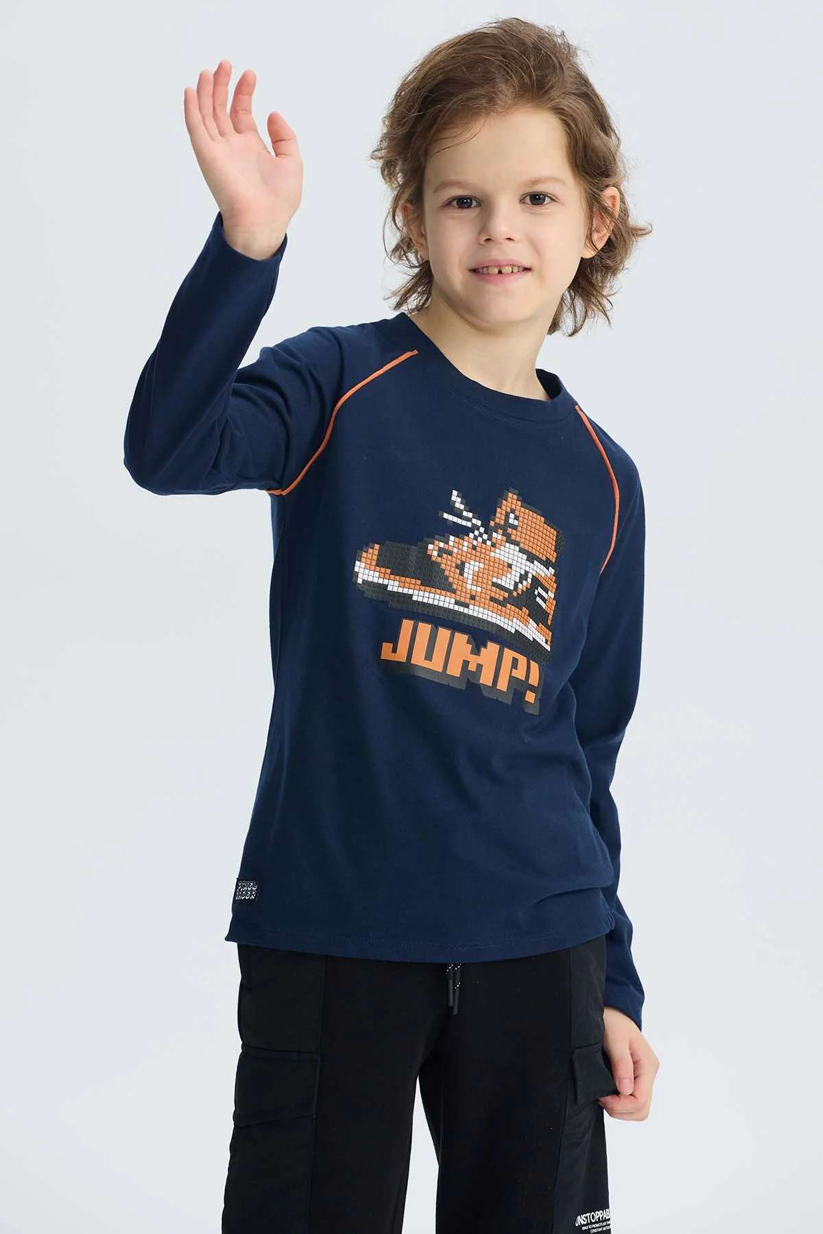 Polera Niño Print Relieve Azul Oscuro - Image 2
