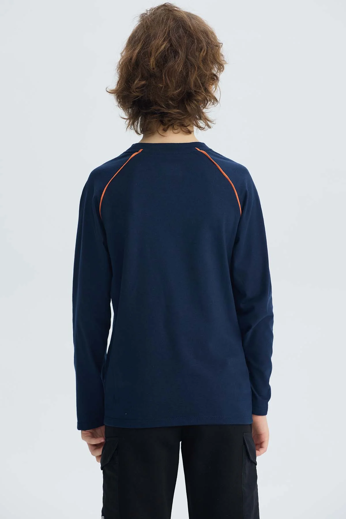 Polera Niño Print Relieve Azul Oscuro - Image 3