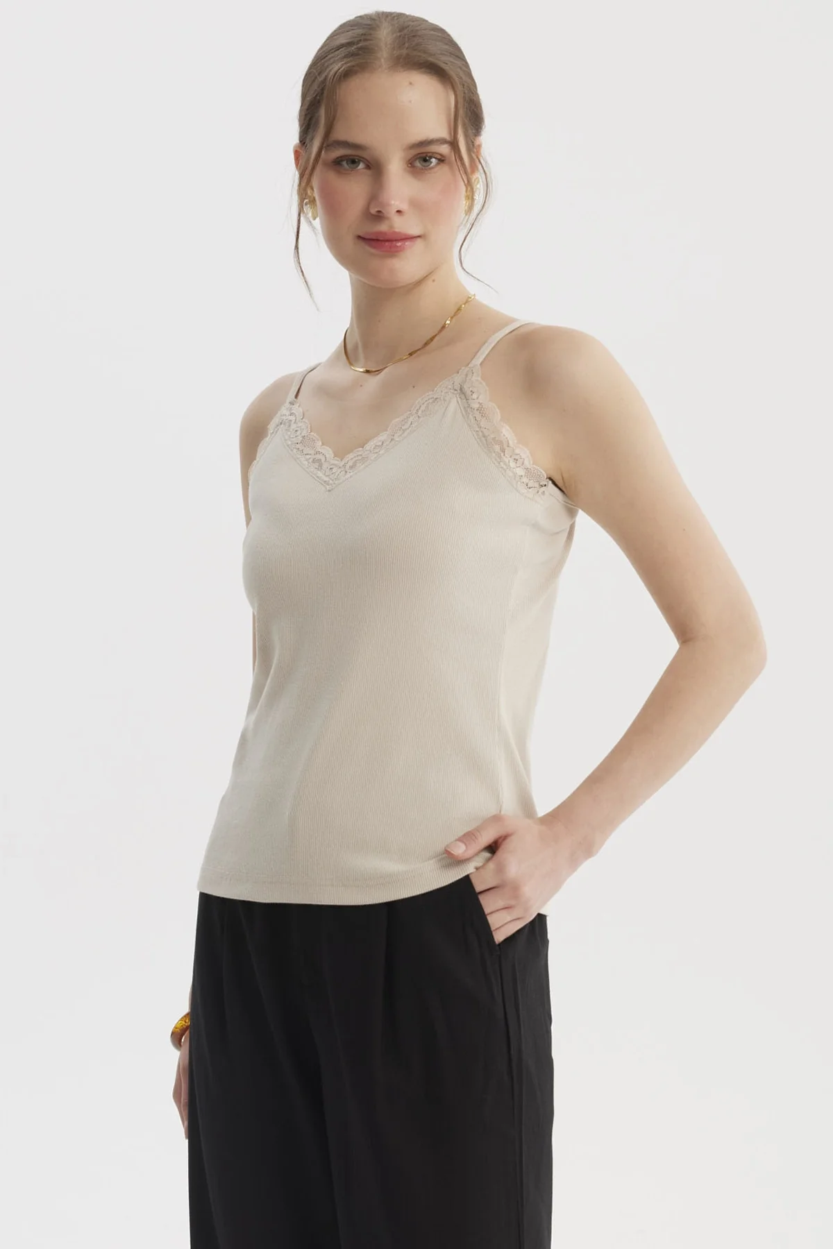 Polera Peto Mujer Pabilo Escote Con Encaje Beige - Image 2