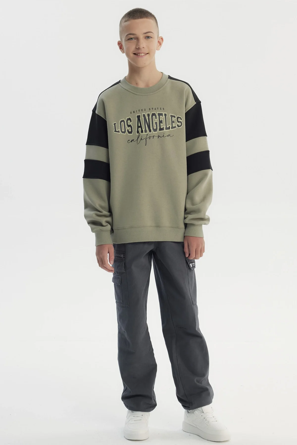 Polerón Niño Ancho Cuello Redondo Verde Militar - Image 4
