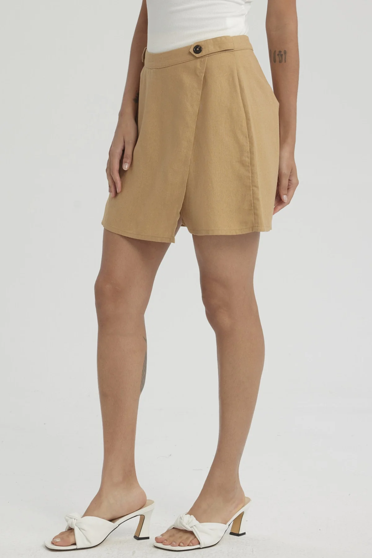 Short Mujer Con Botones Camel - Image 2
