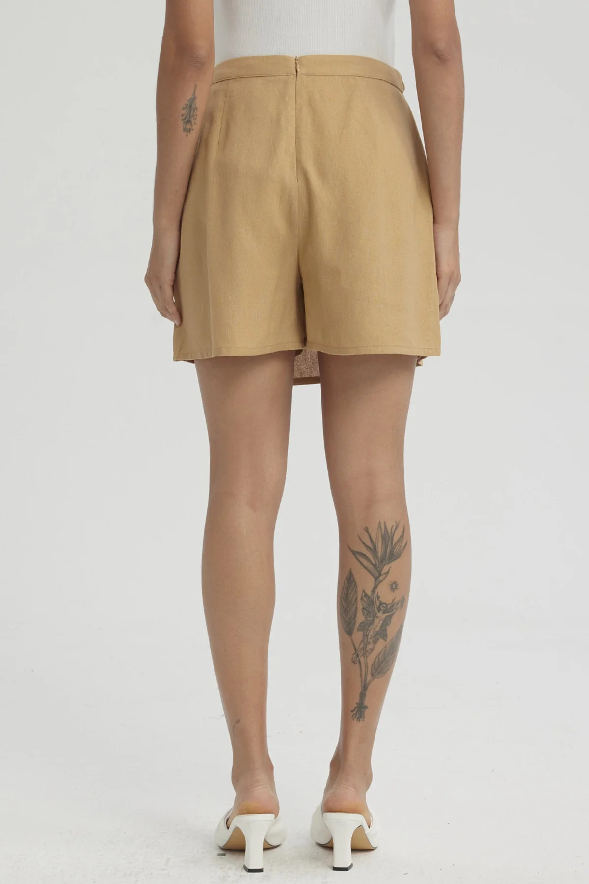 Short Mujer Con Botones Camel - Image 3