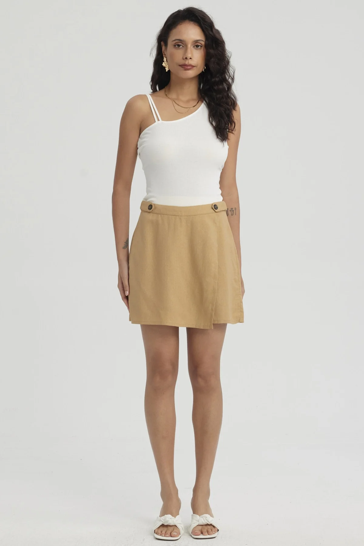 Short Mujer Con Botones Camel - Image 4