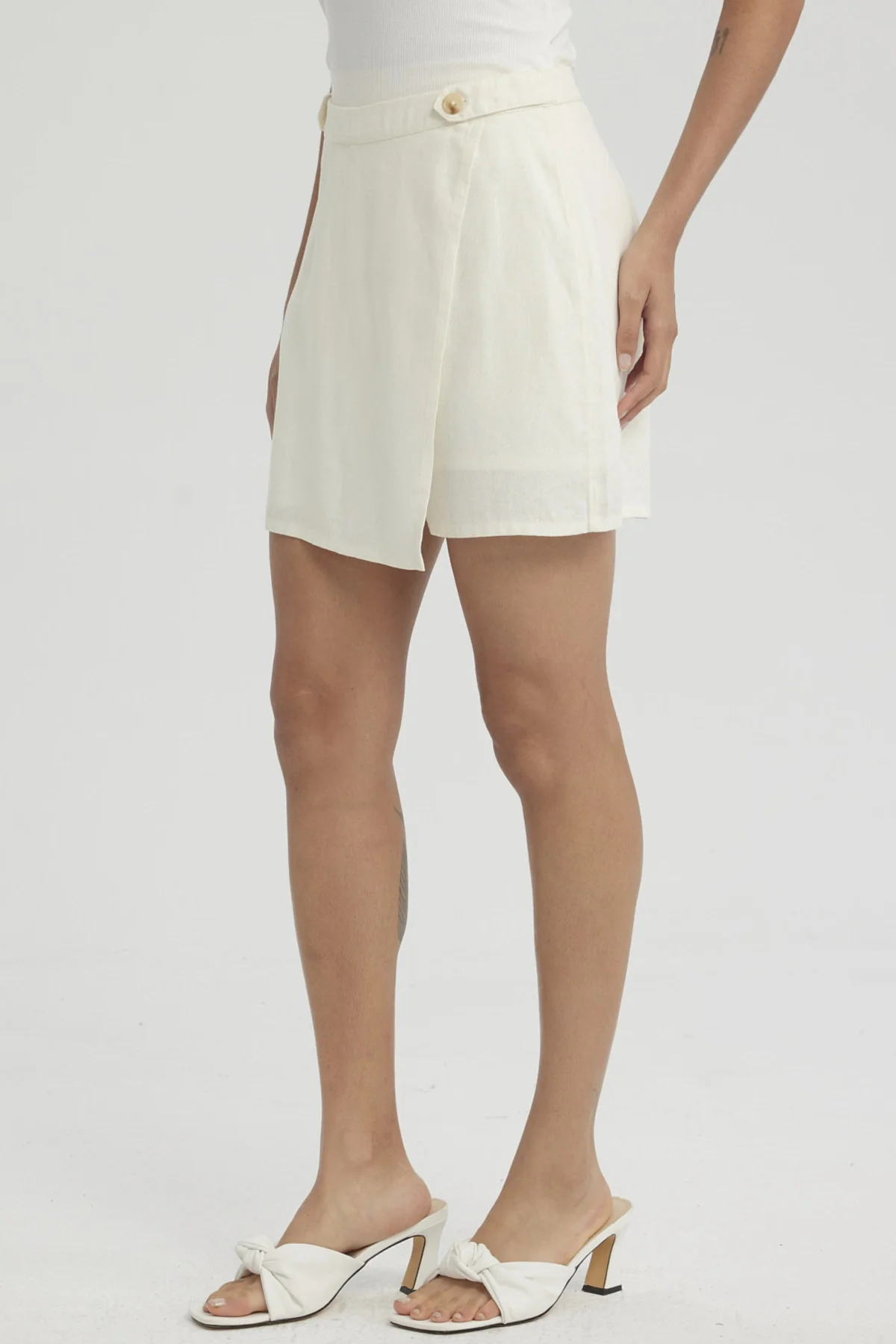 Short Mujer Con Botones Verde - Image 2
