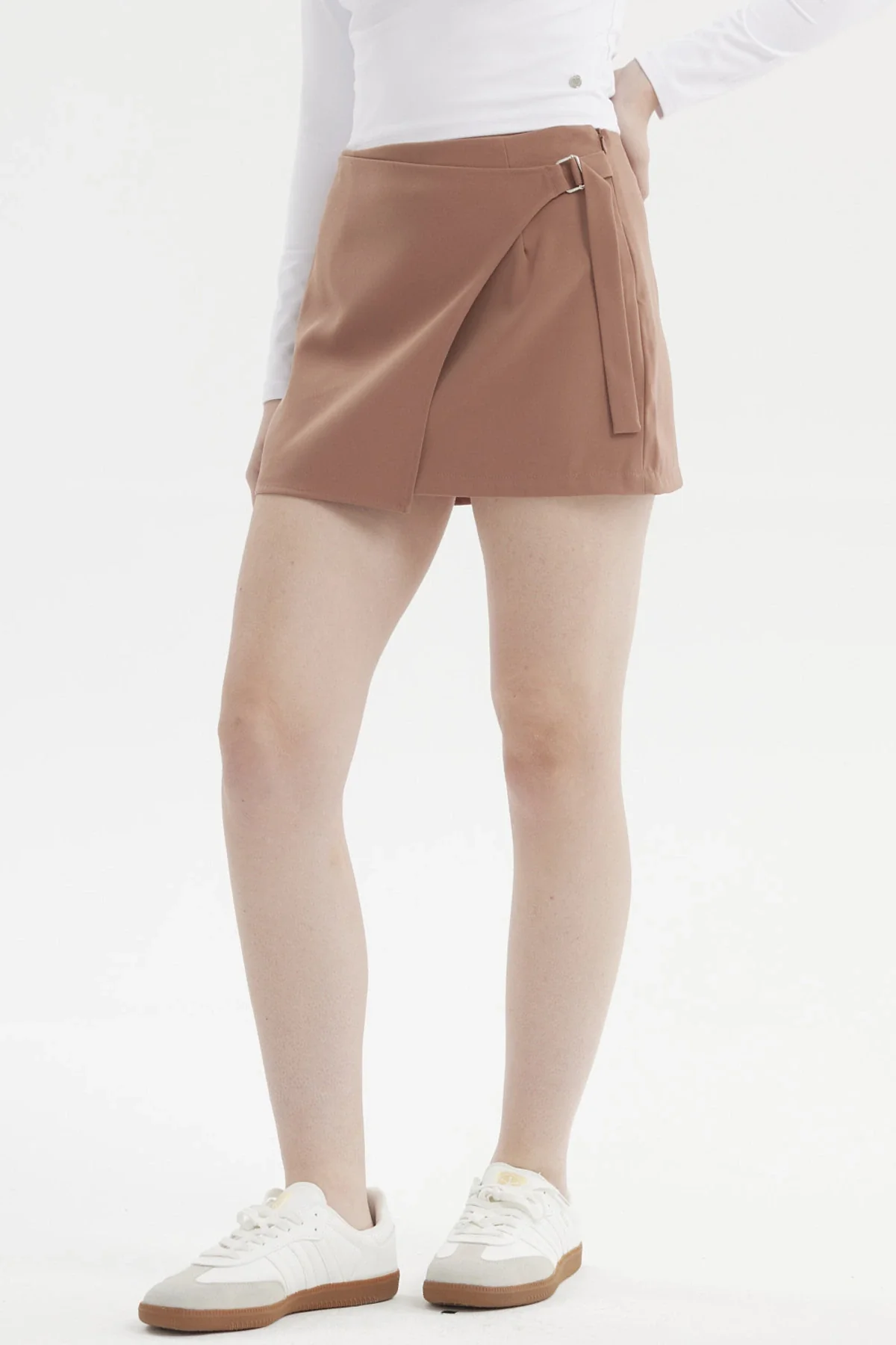 Short Mujer Falda Cruce Delantero Camel - Image 2