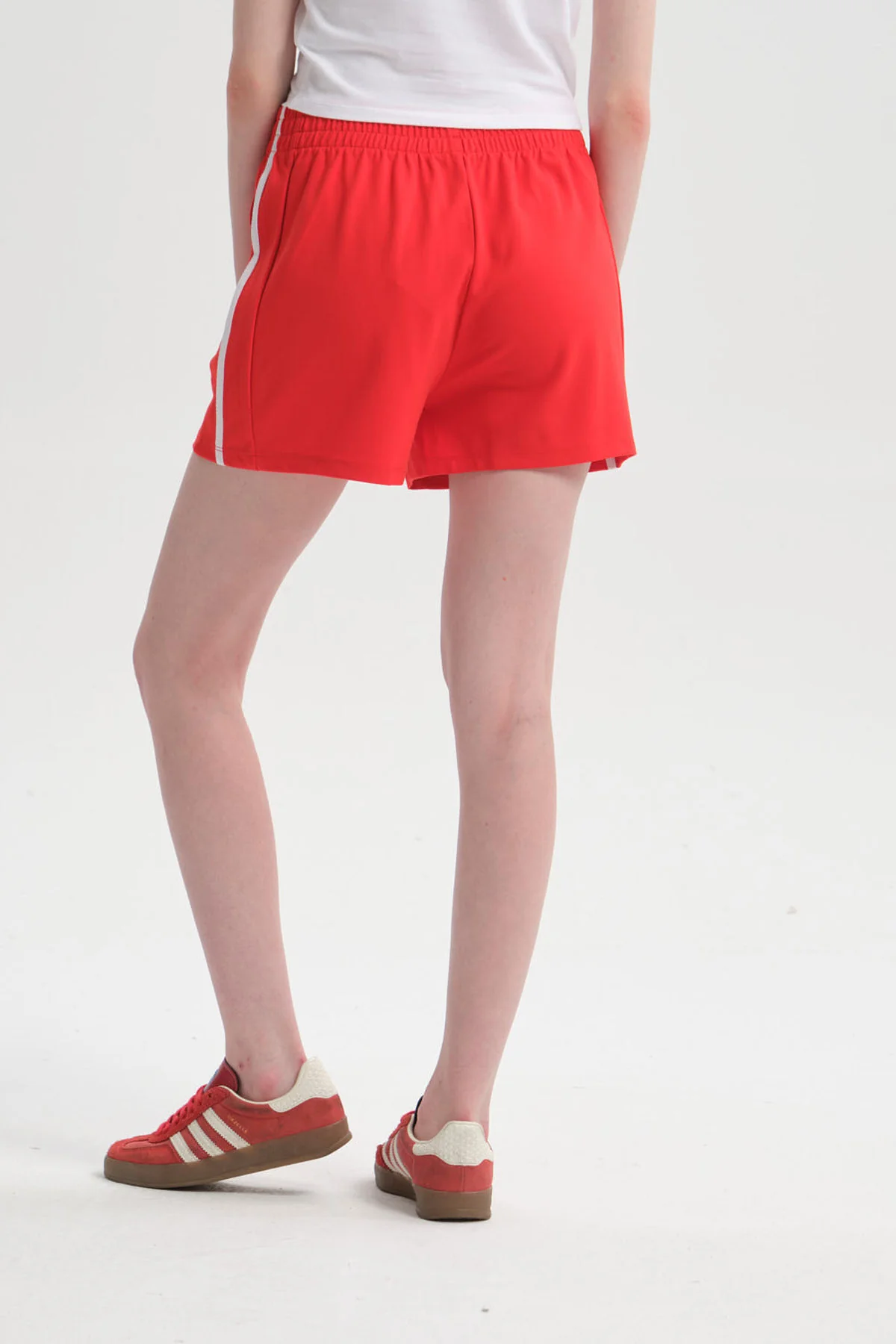 Short Mujer Raya Costado Rojo - Image 3