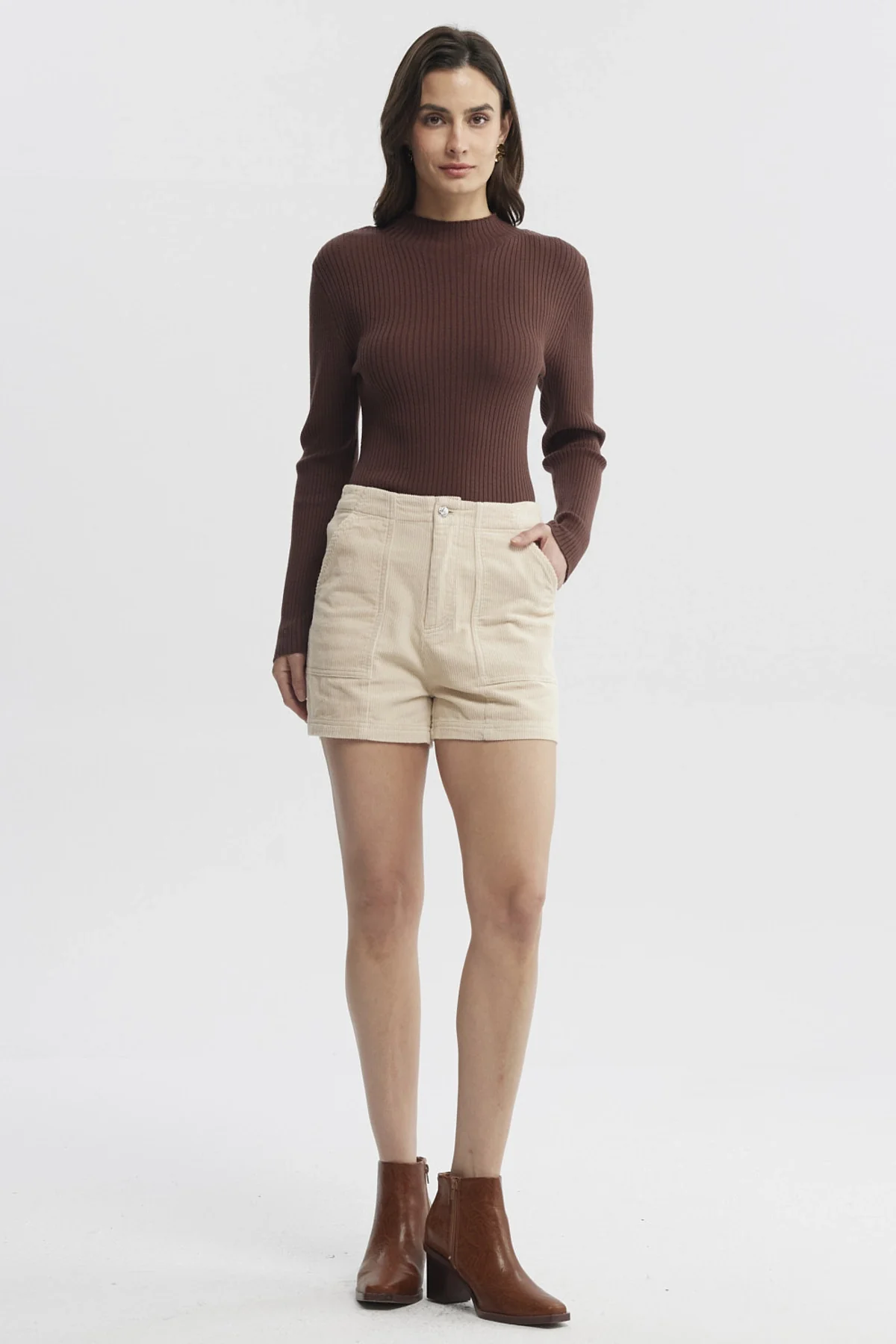 Short Mujer Slim Arena - Image 4